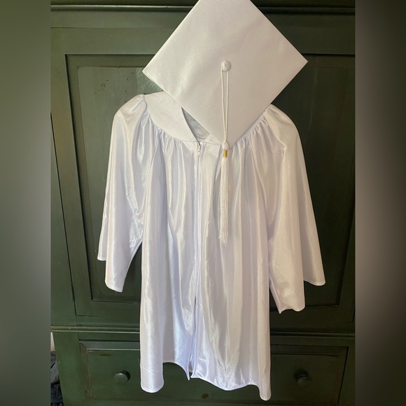 GraduationPro Cap and Gown for Pre-K/Kindergarten white with iridescent finish - Picture 2 of 9